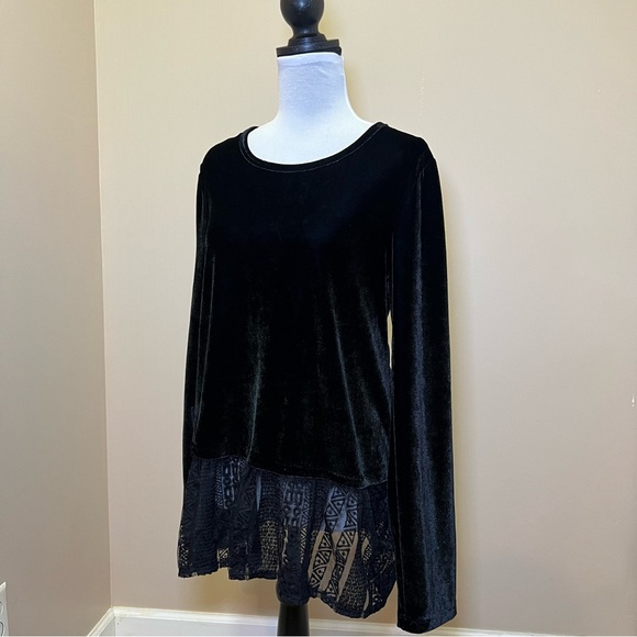 Signature Studio Women’s Black Velour & Lace Flared Sleeves Shirt. Size Large - Picture 4 of 9